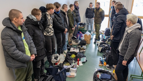 Nooremveebel Magnus Nirk kontrollis Tartust saabunud ajateenijate 1. rühma isiklikke esemeid, üks nuga tuli ka hoiule võtta. Foto: AIGAR NAGEL